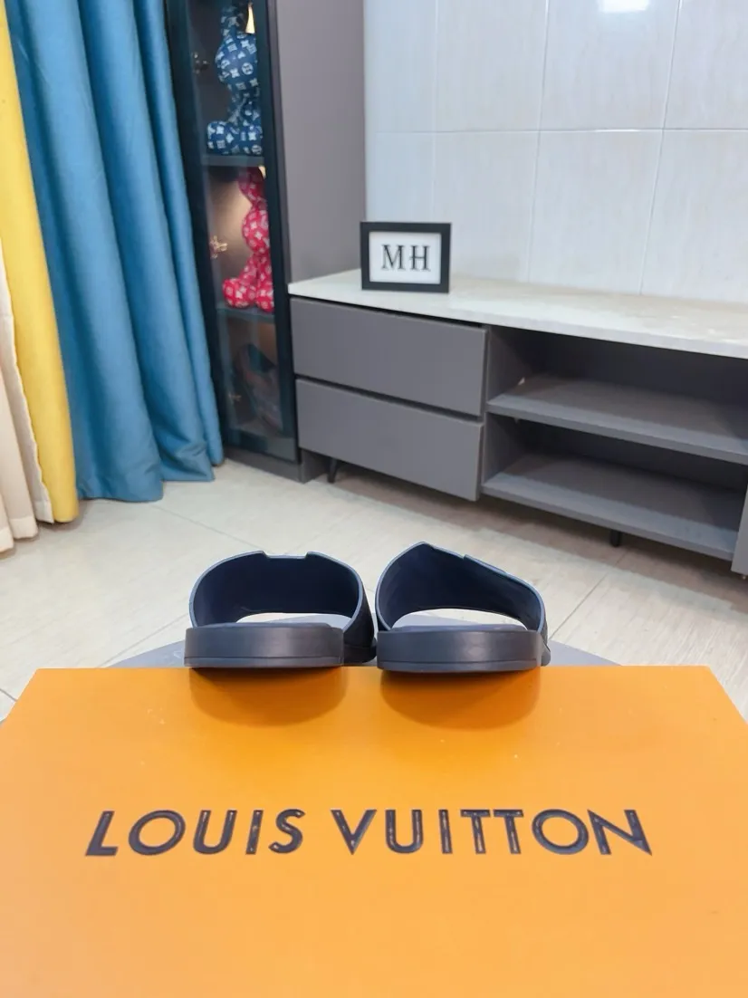Men's shoes 💰340🌸🌸LV medium men's spring and summer slippers counter synchronization. The uppers are imported cowhide fabrics from Italy, logo graphics and high-quality craftsmanship. Soles: original soles specially provided by the original factory. Exclusive molded soles are super comfortable. Original factory single goods. 🔍🔍High quality. You can enter and exit the counter at will. Welcome to compare. Size 38-45